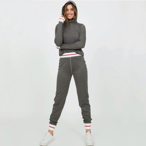 🎄🎁 MEDIUM CHALET HOODED PAJAMA SET - Picture 2 of 8